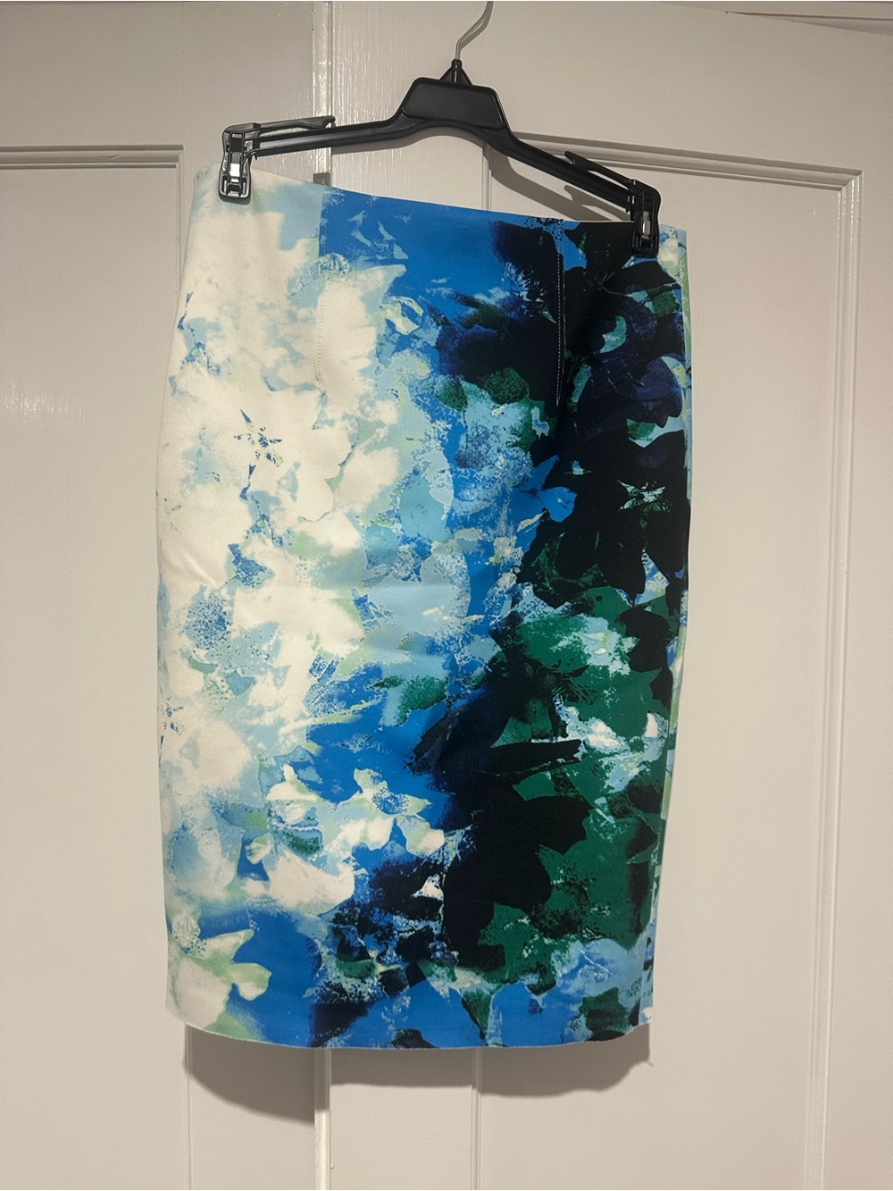 T Tahari Blue, Green & White Abstract Pencil Skirt